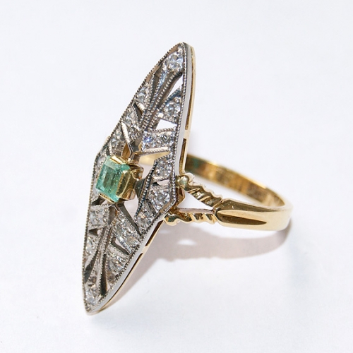 Золотое кольцо 750 пробы бриллианты изумруд